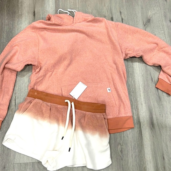 feat Tops - Feat set in Xl cayenne hoodie and short